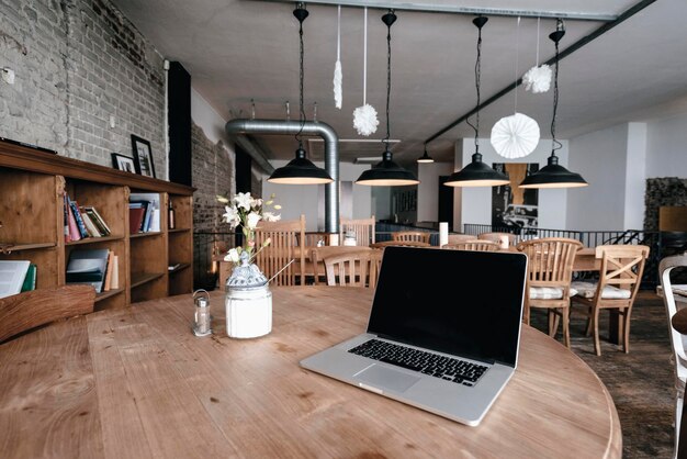 Laptop auf einem Tisch in einem Café