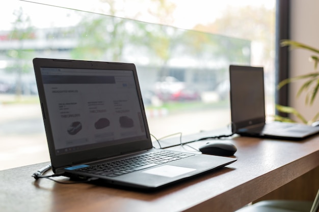 Laptop auf Holztisch im Büro