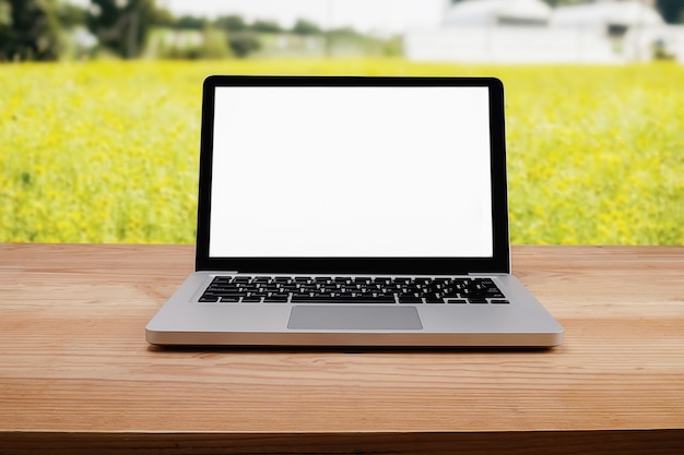 Laptop auf Holztisch