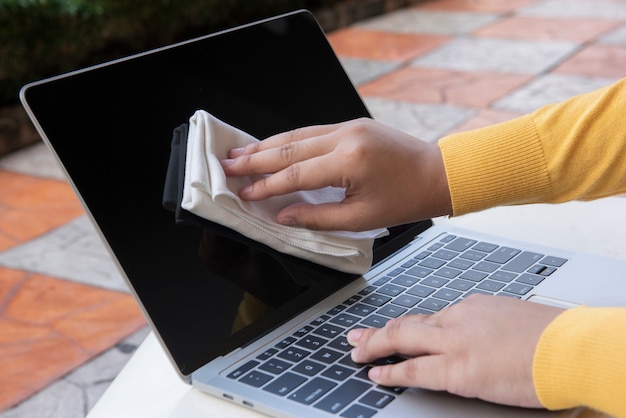 Foto laptop aufräumen. service zur reinigung des notebook-bildschirms