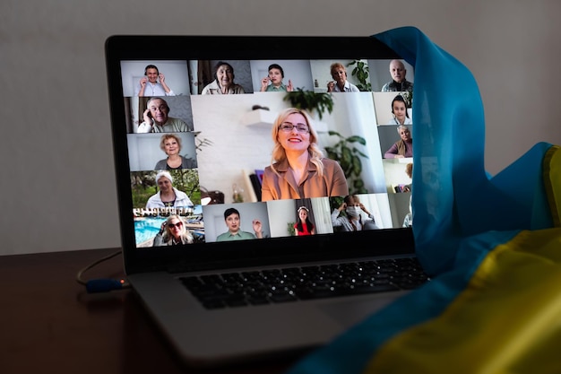 Laptop, bandeira da ucrânia, bate-papo