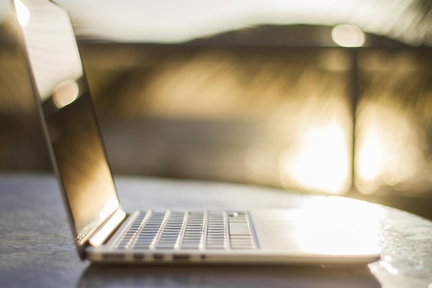 Laptop bei Sonnenaufgang