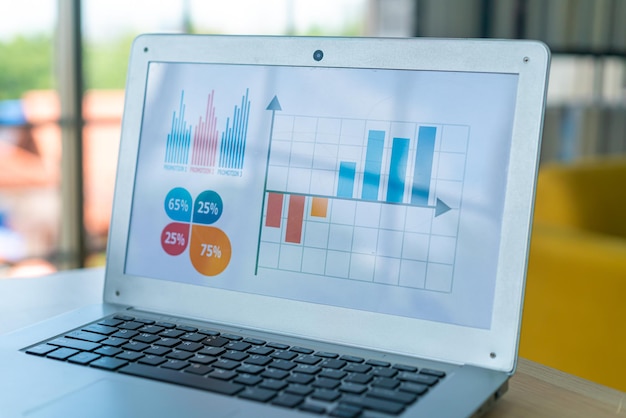 Laptop-Bildschirm mit Geschäftsdiagramm - Geschäftskonzept
