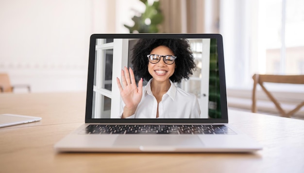 Foto laptop-bildschirm-videokommunikations-chat-frau mit brille online