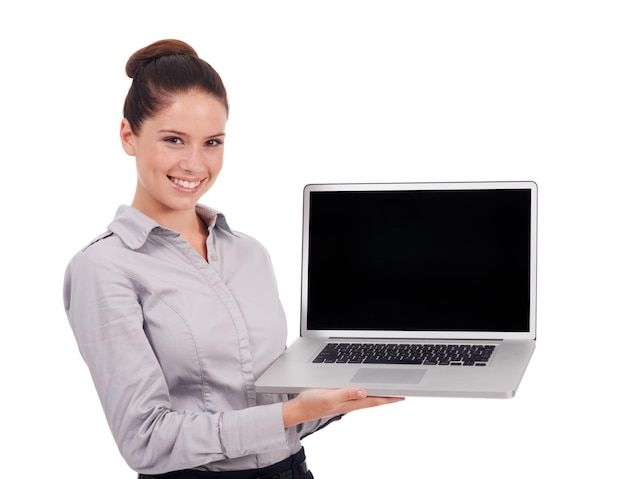 Laptop-Bildschirmstudio und glückliche Porträtfrau mit Unternehmensmodell für Online-Werbebranding oder Logo. Professionelles Lächeln und Person mit Website-Präsentation isoliert auf weißem Hintergrund