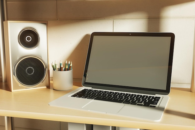 Laptop en blanco en el escritorio