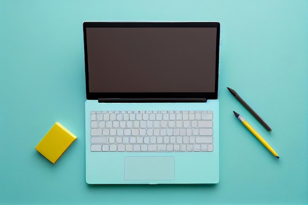 Laptop en blanco para texto con pluma y lápiz