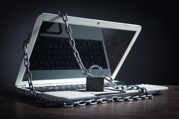 Laptop bloqueada con cadenas y candado