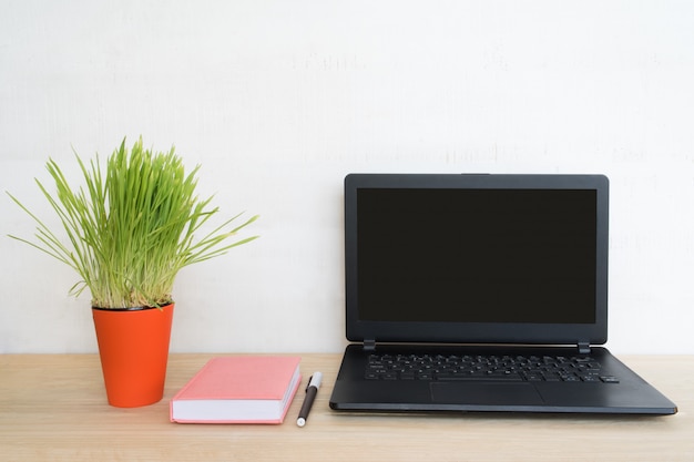 Laptop, caderno e caneta abertos