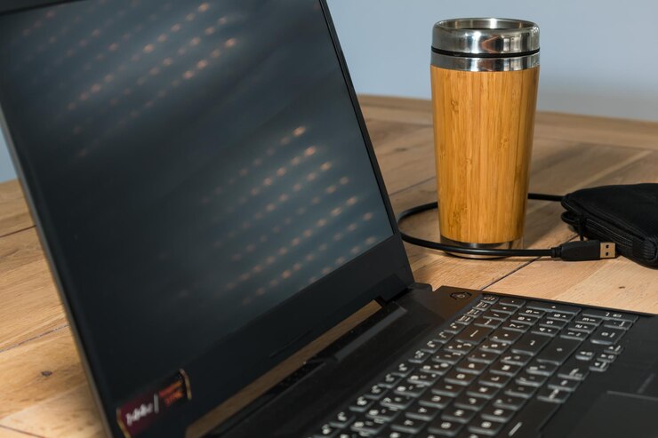 Foto laptop y café en la oficina