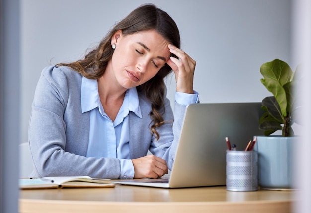 Laptop cansado e mulher no escritório com dor de cabeça por esgotamento nevoeiro cerebral e fadiga por erro de projeto estresse computador e garota corporativa com templo de massagem e frustrado por 404 falha de internet