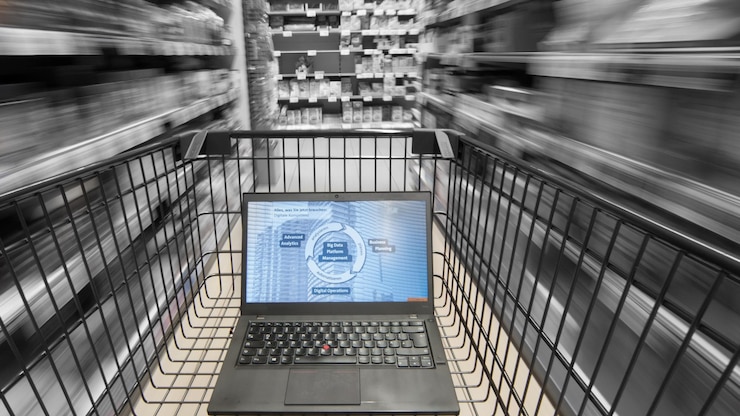 Foto laptop en el carrito de compras