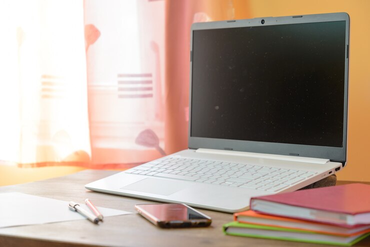 Foto laptop y celular en la mesa