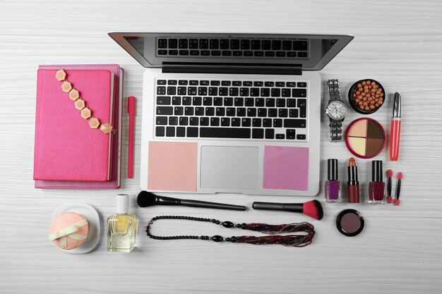 Laptop com acessórios de mulher em fundo de mesa de madeira branca