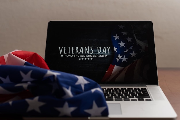 Laptop com bandeira eua e dia dos veteranos de inscrição.