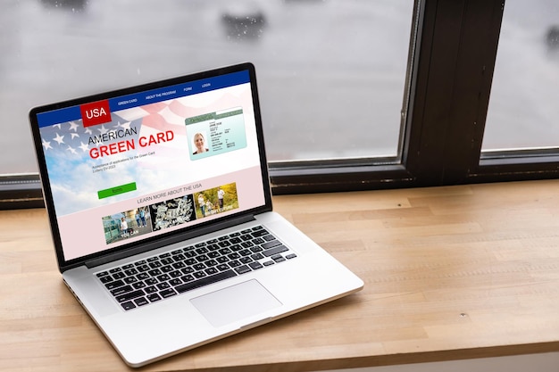 Laptop com cartão de residente permanente do site dos EUA