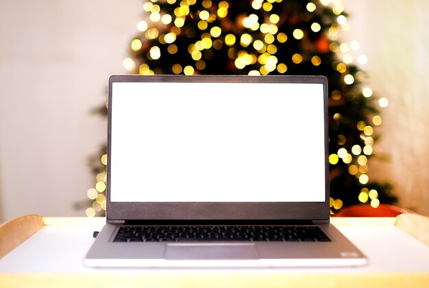 Laptop com decorações de natal