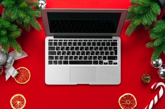 Laptop com galhos de árvores de peles e decorações de natal