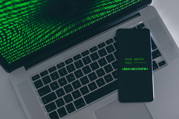 Laptop com números verdes no display smartphone login bem sucedido com credenciais exibição de senha