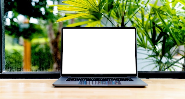 Laptop com tela em branco na mesa, no escritório, espaço vazio. conceito de trabalhar com laptop e comunicação on-line on-line