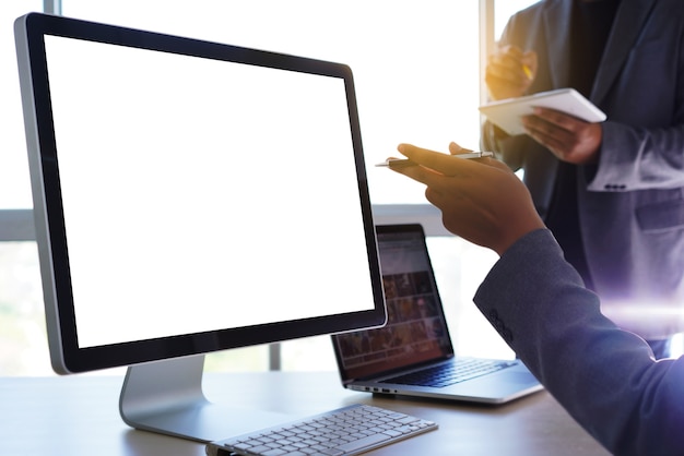 Laptop com tela em branco na mesa