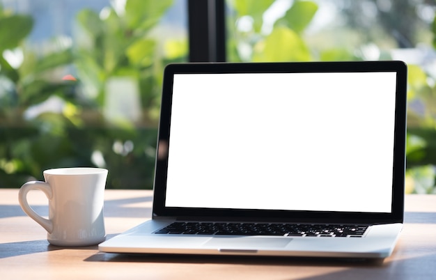 Laptop com tela em branco na tabela. Fundo do espaço de trabalho novo projeto no computador portátil com co em branco