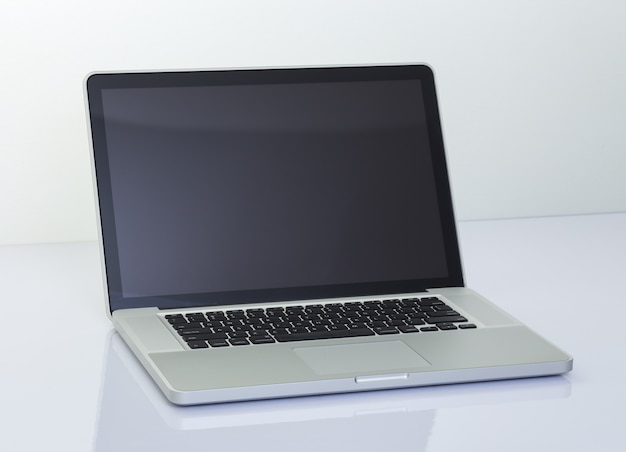 Laptop com tela em branco