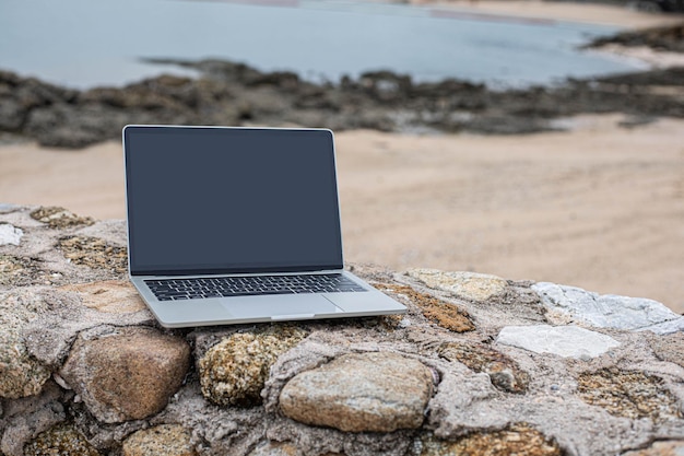 Laptop com tela escura na rocha