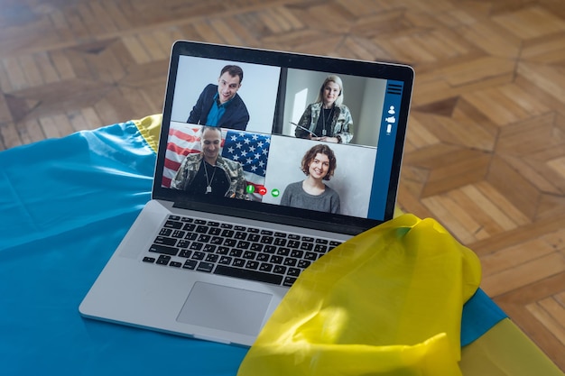 Laptop com videoconferência perto da bandeira da ucrânia