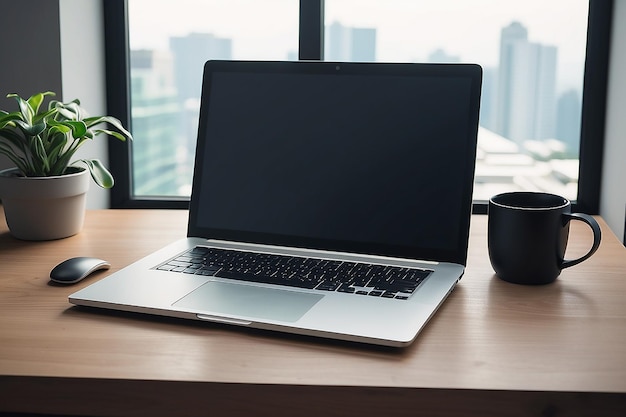 Laptop-Computer am Arbeitsplatz mit leerem Display auf dem Schreibtisch