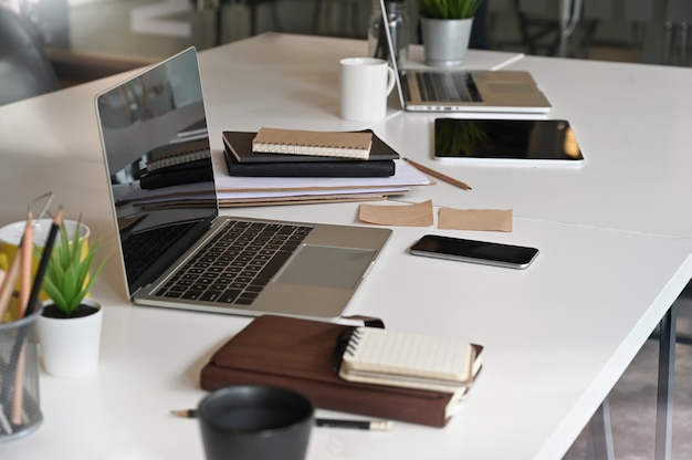 Laptop-Computer am Konferenztisch im Tagungsraum.