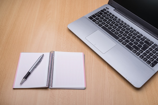 Laptop-Computer auf dem Schreibtisch im Büro. Notebook zur Aufnahme.