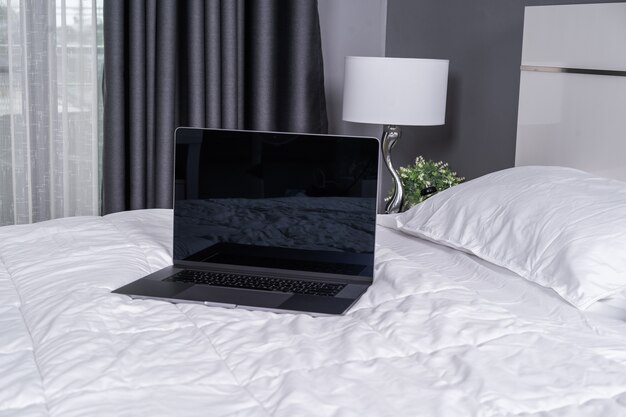 Laptop-Computer auf einem Bett