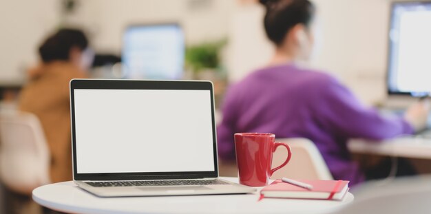 Laptop-Computer des leeren Bildschirms mit Büroartikel im modernen Büro