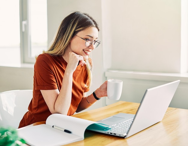 Laptop Computer Mädchen Frau Zuhause Technologie weiblich Internet jung Büro Business Lifestyle Student glücklich Kommunikation