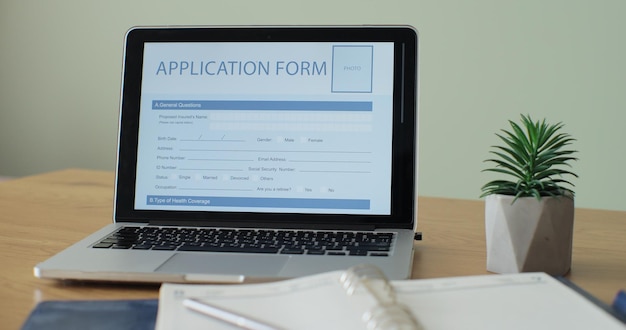 Laptop-Computer mit einem Antragsformular auf seinem Display