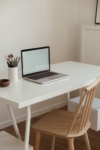 Laptop-Computer mit leerem Bildschirm auf dem Tisch