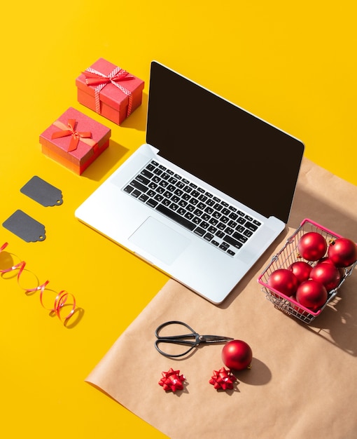 Laptop-Computer und Weihnachtsgeschenke und Gegenstände zum Verpacken