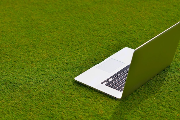 laptop-comuter auf gras, freiheitskommunikationskonzept und bildung und studium