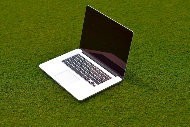 laptop-comuter auf gras, freiheitskommunikationskonzept und bildung und studium
