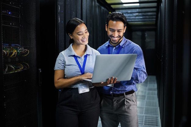 Laptop da sala de servidores e equipe de pessoas para atualização do sistema de gerenciamento de software e segurança cibernética Engenharia de trabalho em equipe ou equipe de programadores em tecnologia da informação ou programação de computadores