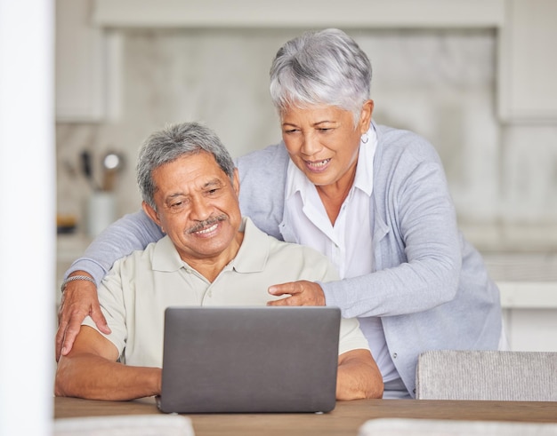 Laptop de aposentadoria e casal sênior na internet lendo um e-mail ou notícias através de um site de rede social Mulher idosa feliz com um marido relaxado transmitindo ou navegando online em casa