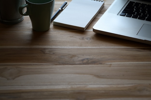 Foto laptop de área de trabalho na mesa de madeira