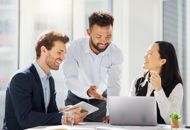 Laptop de colaboração e pessoas de negócios felizes discutem conversa e planejam projeto de desenvolvimento Comunicação no local de trabalho da equipe de diversidade e equipe profissional trabalhando em pesquisa de comércio eletrônico