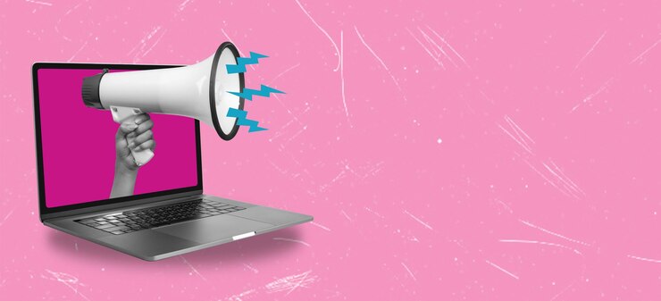 Foto laptop de colagem de arte e megafone em fundo rosa com espaço para cópia