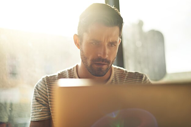 Laptop de comerciante ou homem no café lendo notícias on-line o mercado de ações para atualização de relatório de negociação na internet Trabalho remoto em cafeteria ou empresário digitando um e-mail ou rede no site digital