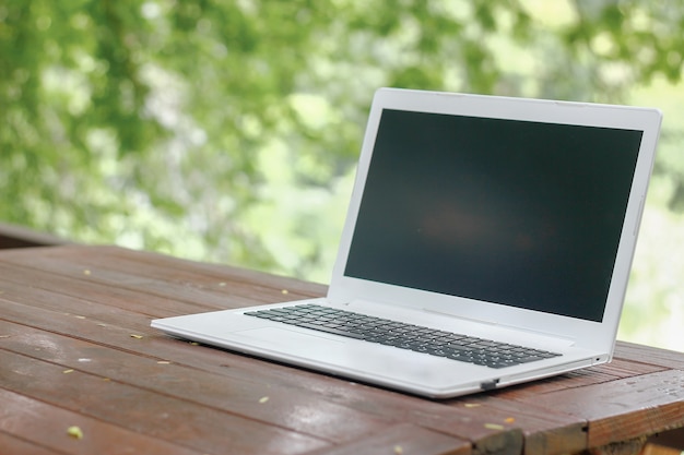 Laptop de computador na mesa de madeira