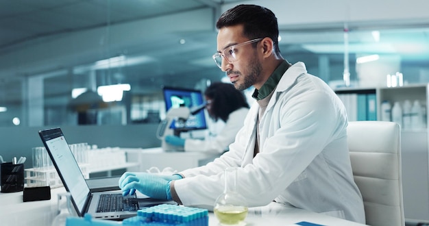 Laptop de digitação ou cientista com pesquisa em laboratório para um relatório de química ou feedback de teste médico pessoa da Internet leitura ou atualização científica para notícias de desenvolvimento de medicina on-line no site
