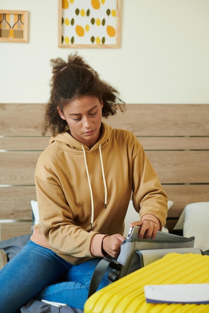 Foto laptop de embalagem para garota de faculdade