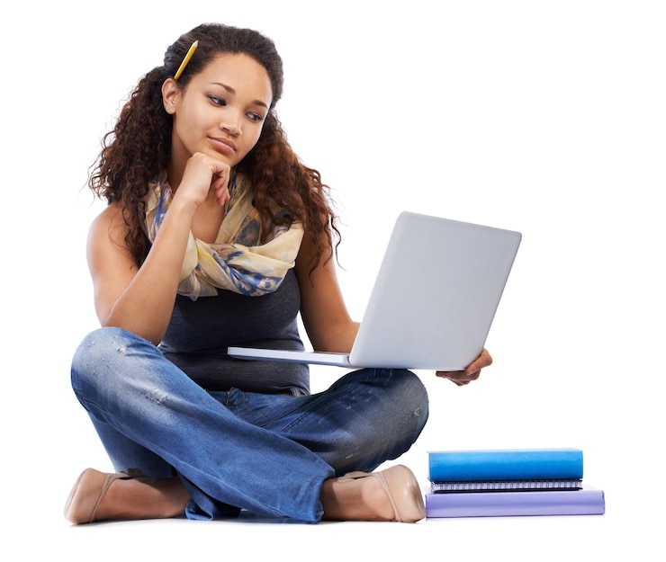 Foto laptop de estudante e estudando com livros ou pensando em estúdio para conhecimento de educação universitária e pesquisa na internet jovem negra aprendendo ou lendo notas on-line da faculdade em dispositivo de tecnologia